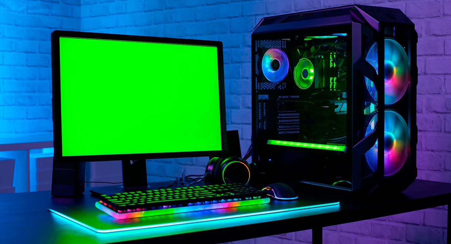Venta de PC Gamer Computadora gamer - Equipo con luminosidad, gabinete monitor y teclado sobre un escritorio