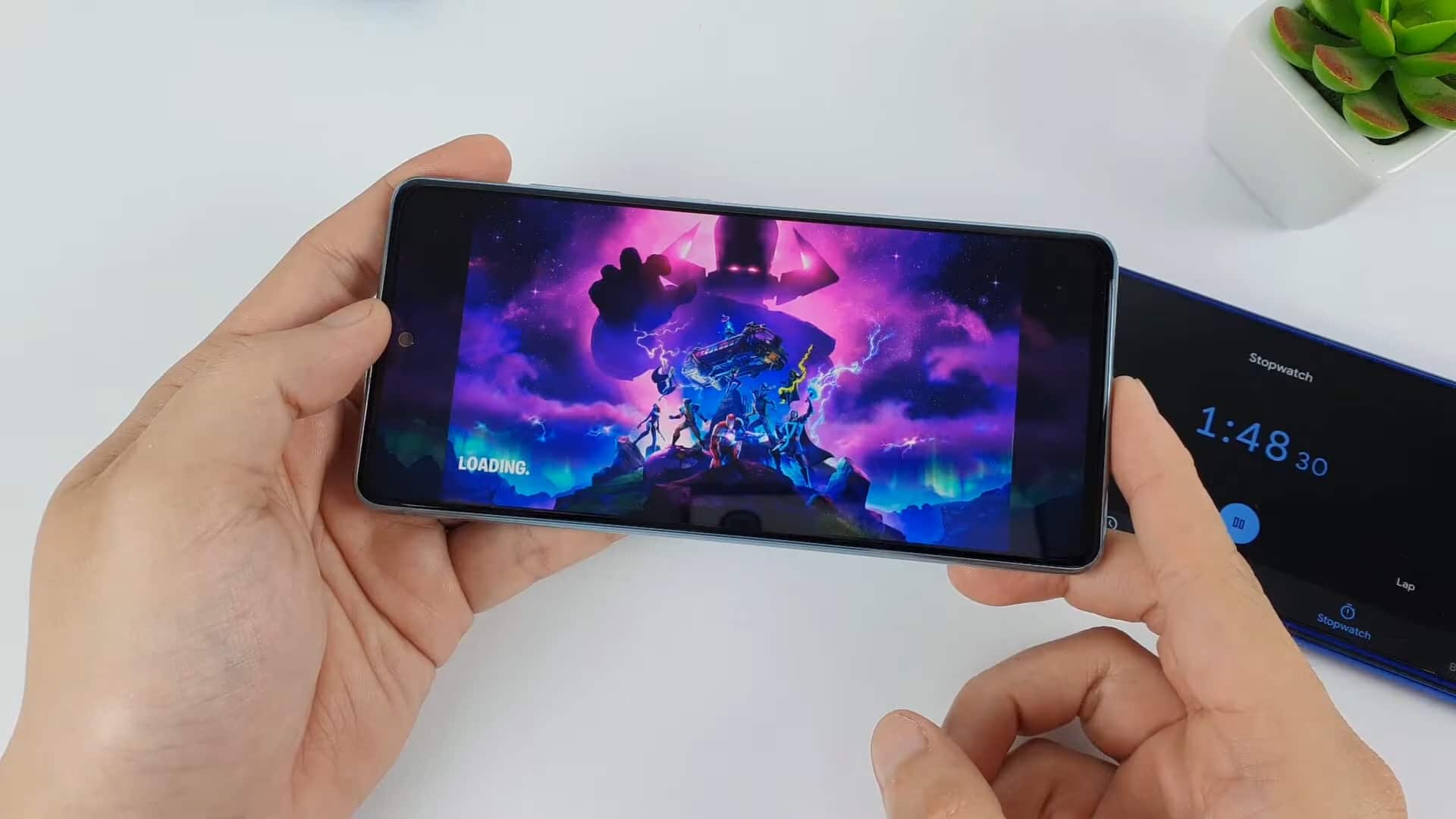 Teléfonos gamers Samsung - Gamedriver manos jugando dispositivo color negro