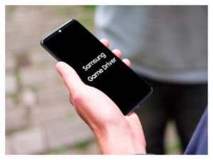 Teléfonos gamers Samsung GameDriver celular negro en mano
