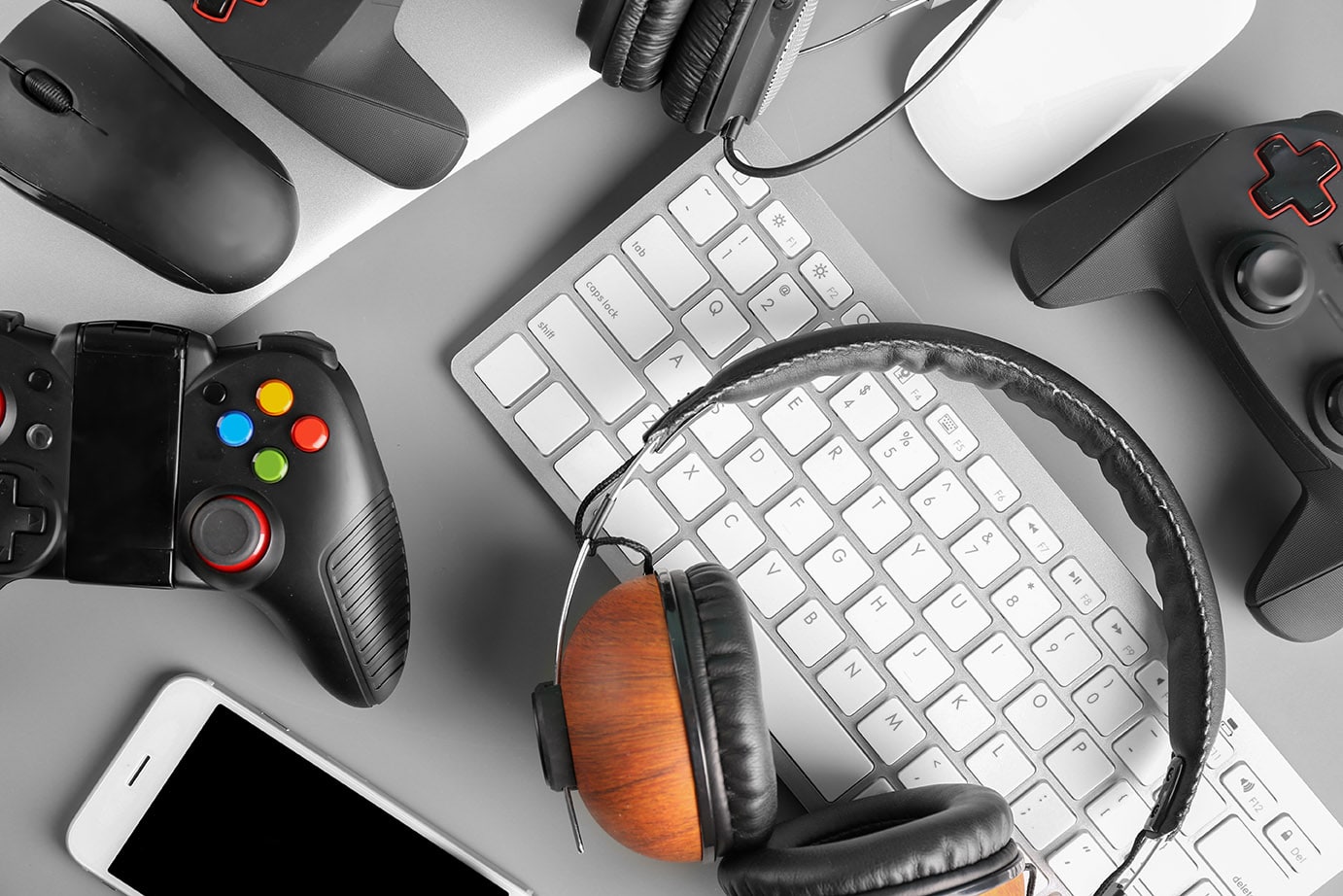 Cultura gamer Gamepads,,Mice,,Headphones,And,Keyboard,On,Table